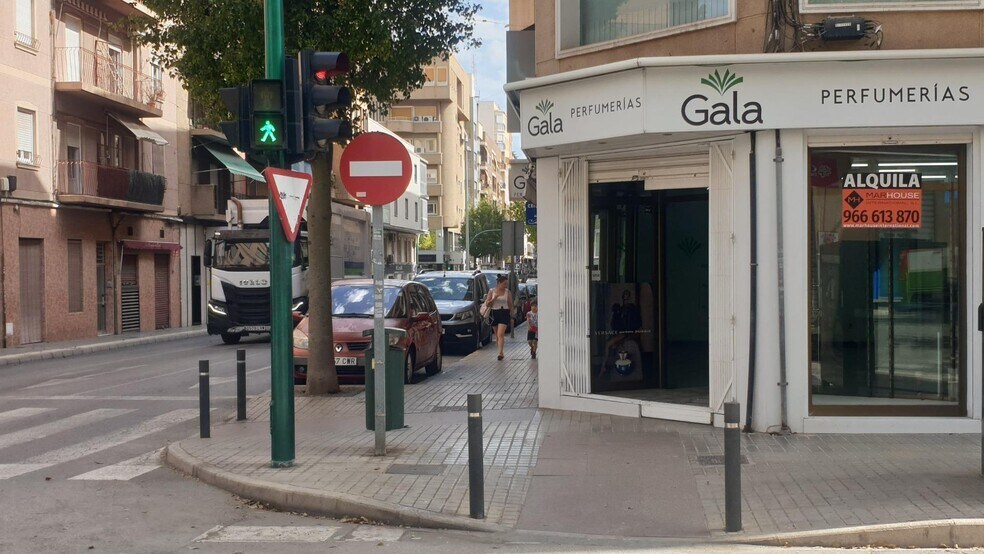 Commerce de détail dans Elche, Alicante à louer - Photo du bâtiment - Image 2 de 17