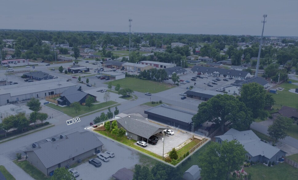 1129 NW J St, Bentonville, AR à vendre - Photo du bâtiment - Image 3 de 7
