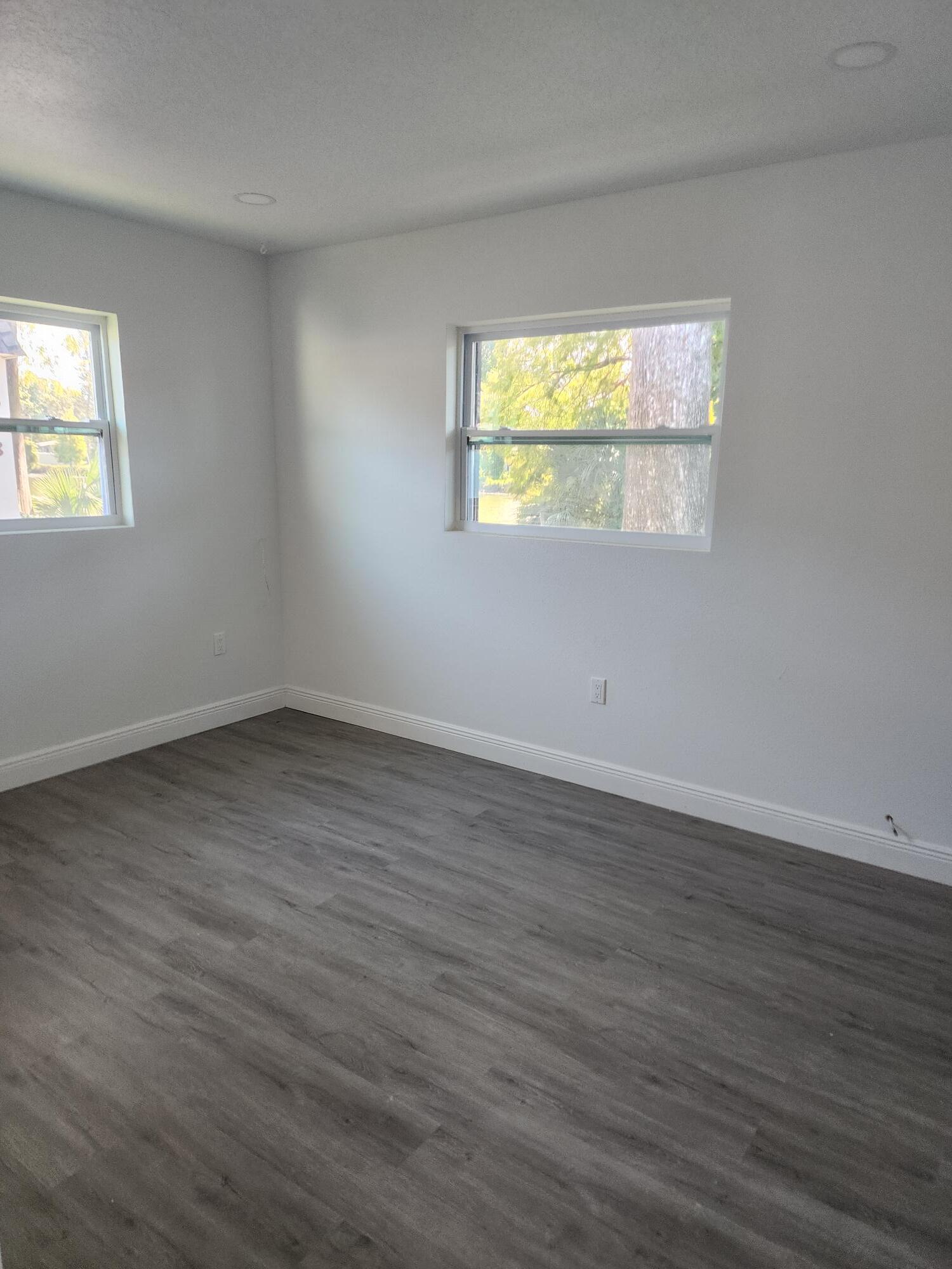 556-558 Clearwater Largo Rd, Largo, FL for lease Interior Photo- Image 1 of 2