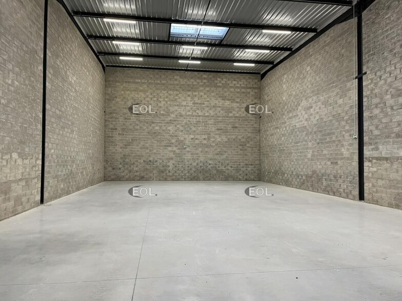 Flex in Persan for sale - Interior Photo - Image 2 of 5