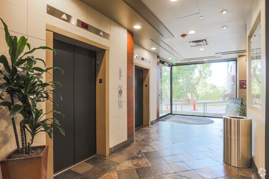300 E 2nd St, Reno, NV à louer - Hall d’entrée - Image 3 de 25