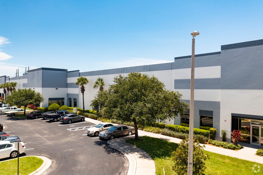 6533-6555 Pelican Creek Cir, Riverview, FL for lease - Building Photo - Image 3 of 8