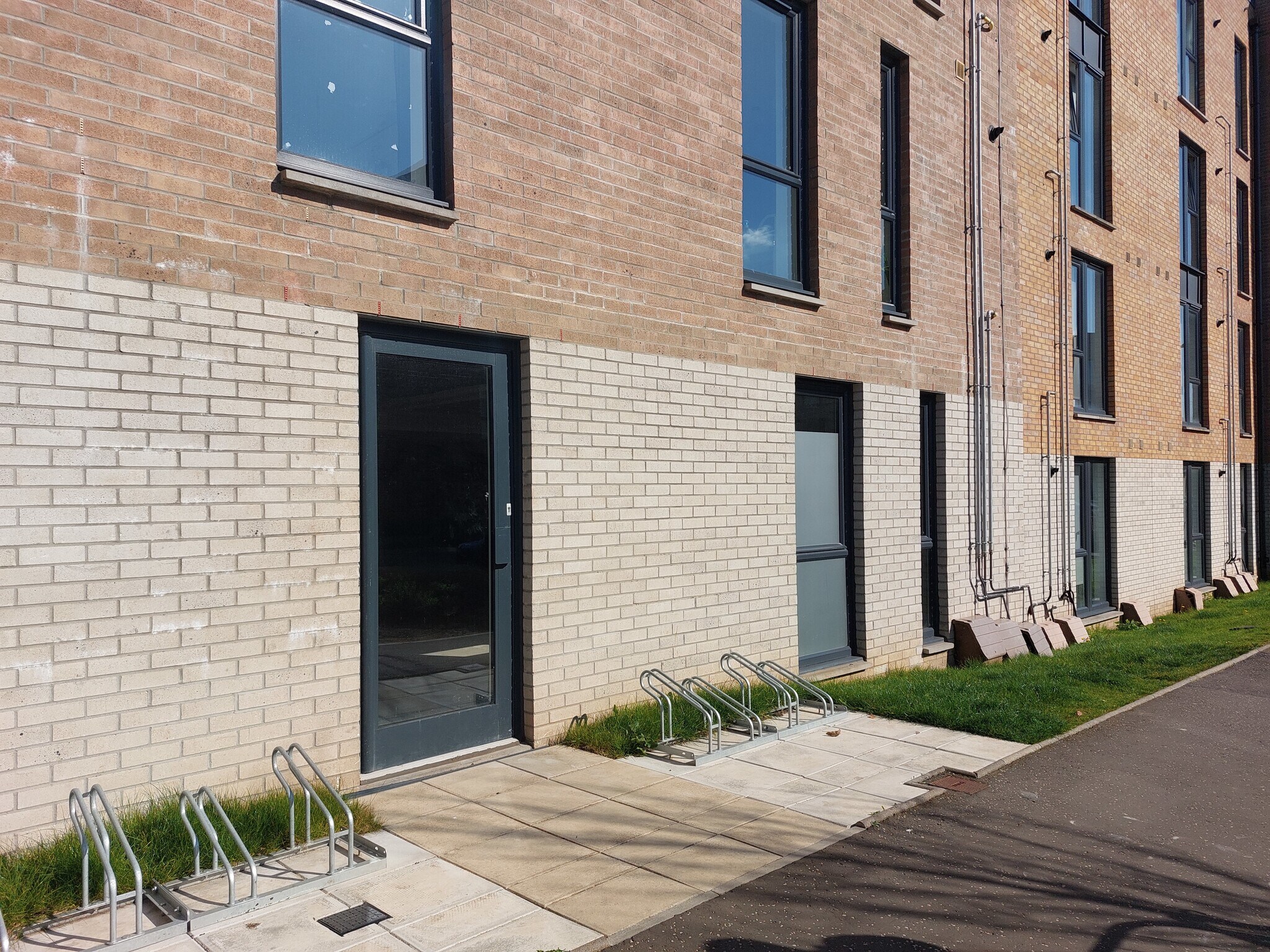 Baileyfield Crescent, Edinburgh à louer Photo du bâtiment- Image 1 de 8