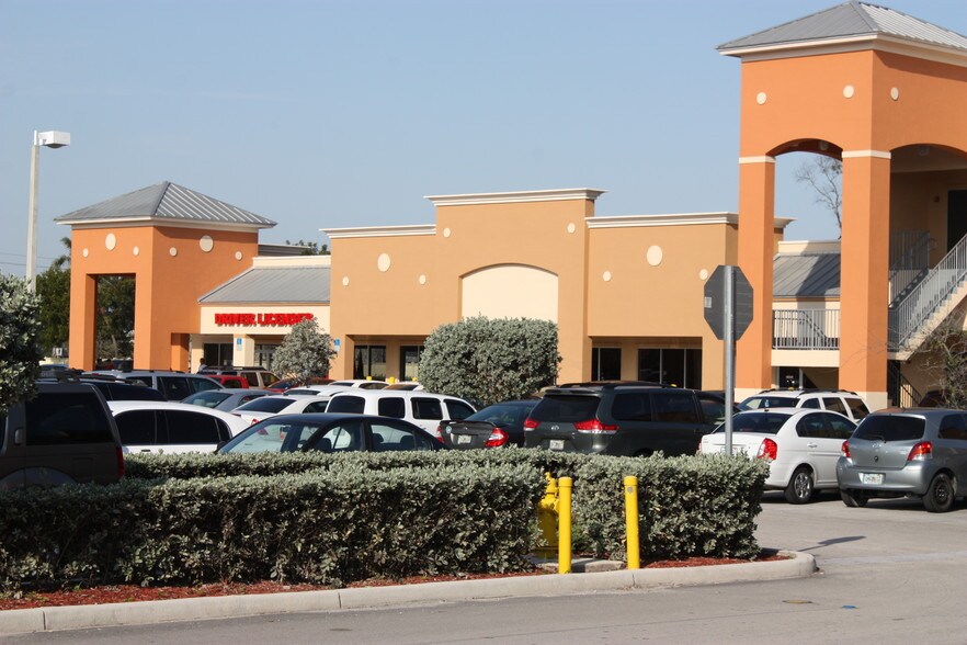 11093 NW 138th St, Hialeah, FL à louer - Photo du bâtiment - Image 3 de 10