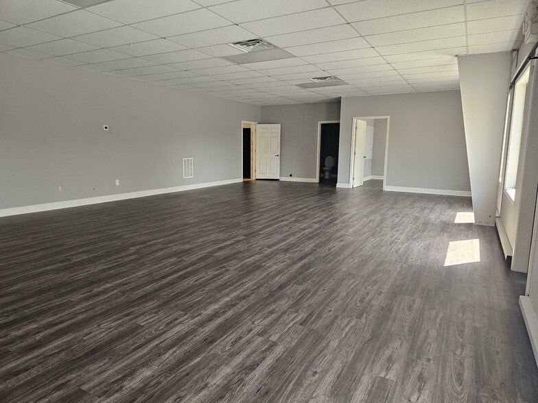 1008 Industrial Ct, Suwanee, GA for lease - Interior Photo - Image 3 of 4