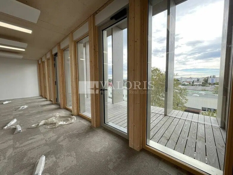 Office in Vaulx-en-Velin for lease - Building Photo - Image 1 of 13