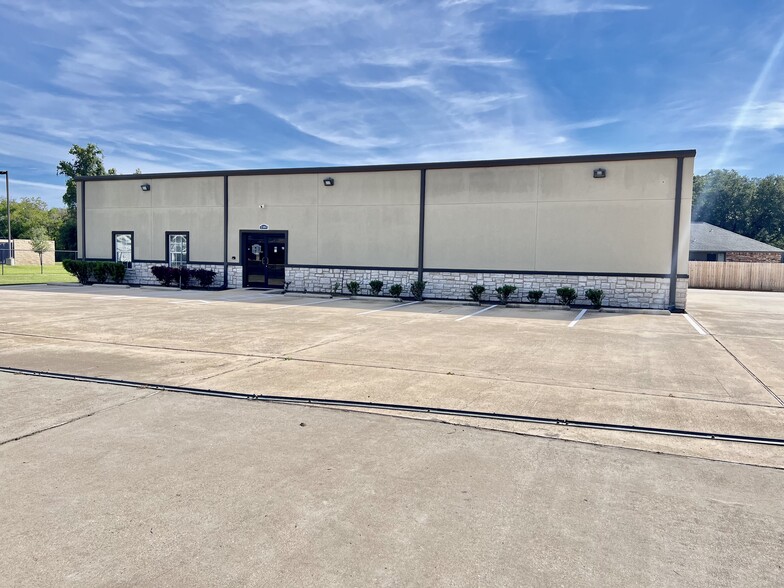 2104 N Richmond Rd, Wharton, TX for sale - Building Photo - Image 2 of 38