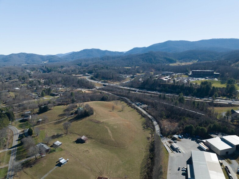 1060 Old Clyde Rd, Clyde, NC for sale - Building Photo - Image 3 of 17