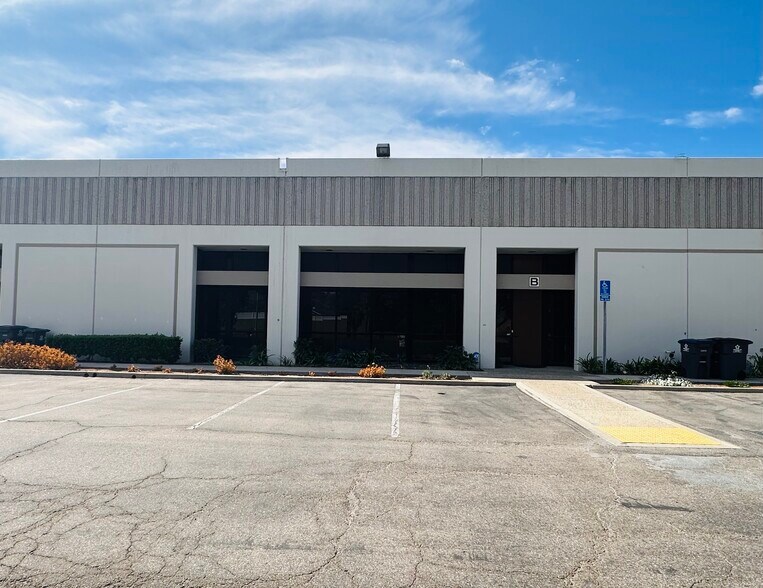 1050 W Central Ave, Brea, CA à louer - Photo du bâtiment - Image 2 de 11