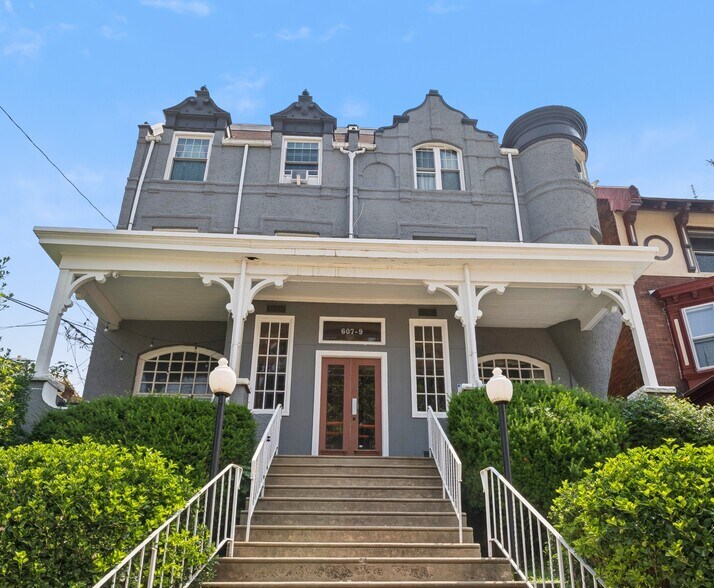 28 TOTAL UNITS | UNIVERSITY CITY portefeuille de 3 propriétés à vendre sur LoopNet.ca - Photo du bâtiment - Image 3 de 3