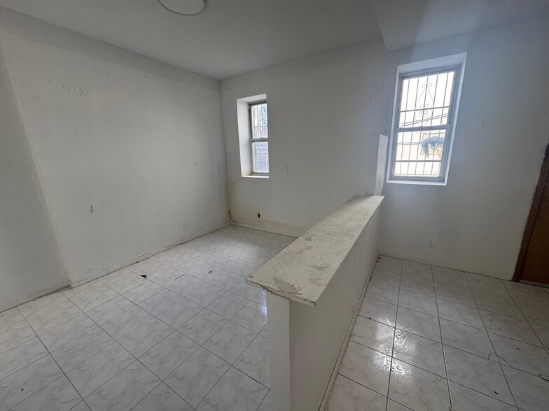 1007 Broadway, Brooklyn, NY à louer - Photo du bâtiment - Image 2 de 4
