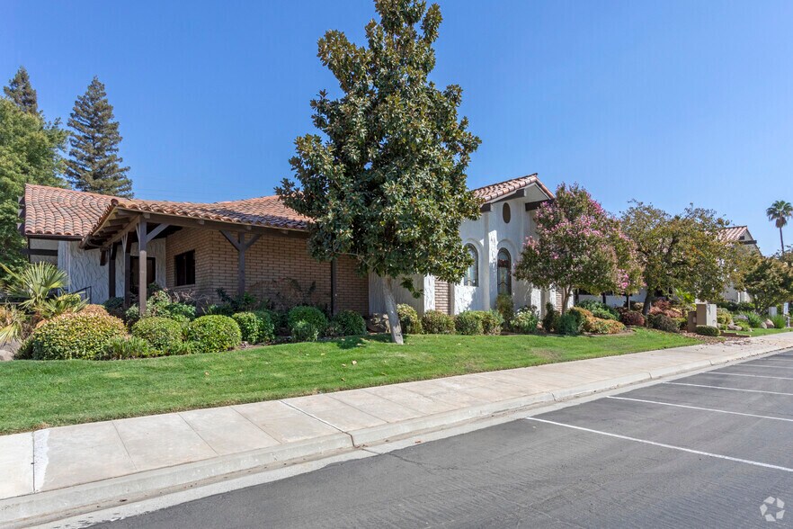 7170 N Financial Dr, Fresno, CA à louer - Photo du bâtiment - Image 2 de 5
