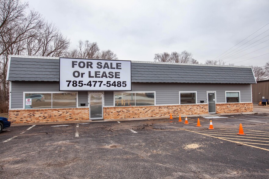 2047 Fort Riley Ln, Manhattan, KS for sale - Building Photo - Image 1 of 1