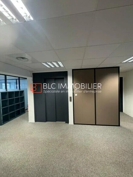 Office in Marseille for lease - Interior Photo - Image 1 of 8