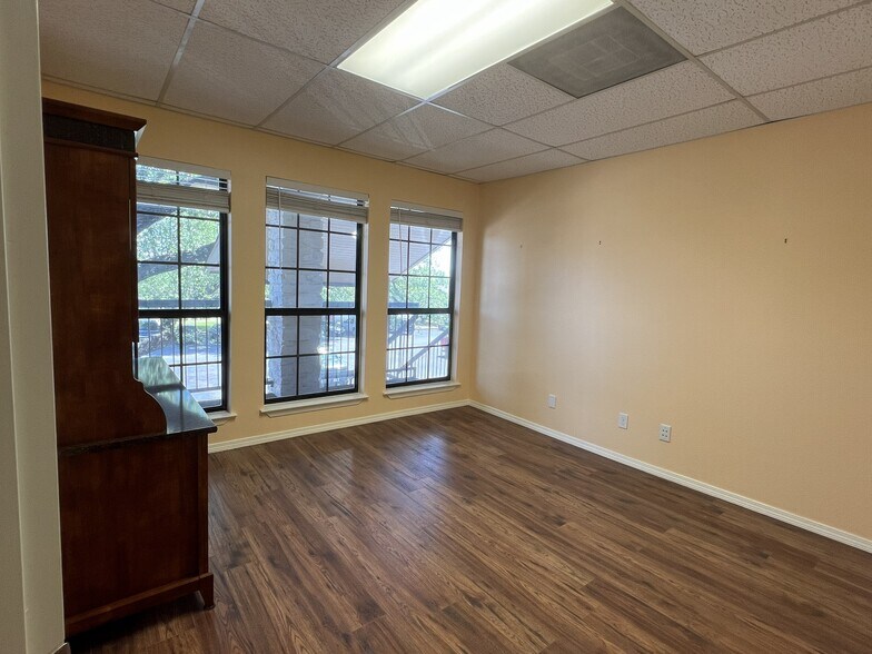 13740 Research Blvd, Austin, TX à vendre - Photo du bâtiment - Image 3 de 9