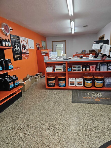 727 E Main St, Waukon, IA for lease - Interior Photo - Image 2 of 6