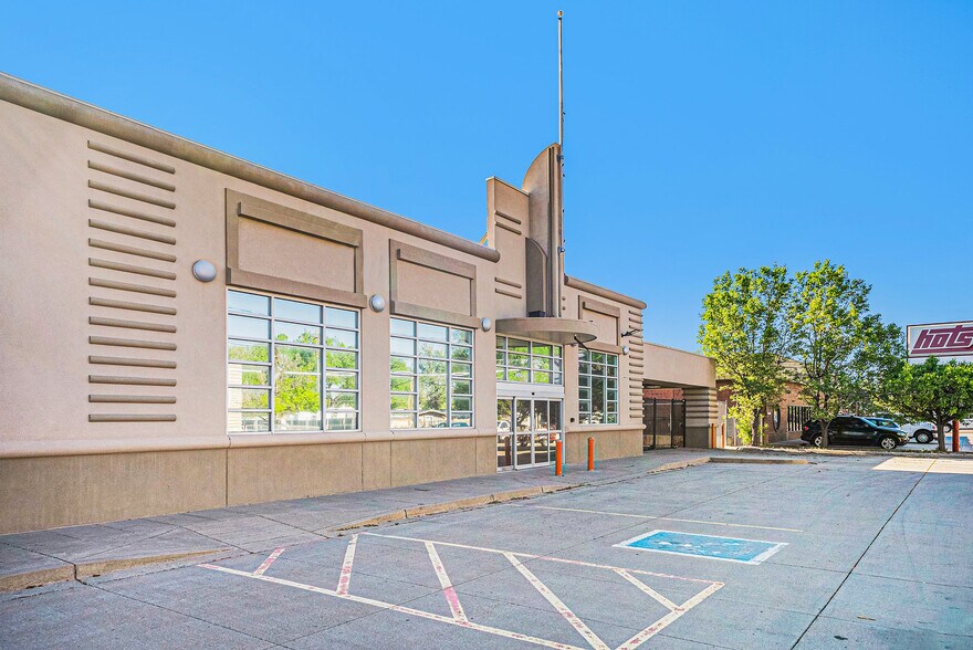 7950 W Colfax Ave, Lakewood, CO à louer - Photo du bâtiment - Image 2 de 11