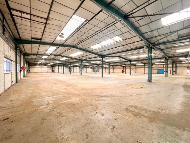 Office in Coignières for lease - Building Photo - Image 2 of 15
