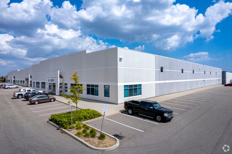 3600 Ridgeway Dr, Mississauga, ON à vendre - Photo principale - Image 1 de 1