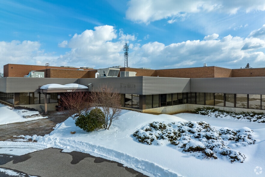 1851 Sandstone Mnr, Pickering, ON for lease - Building Photo - Image 2 of 13