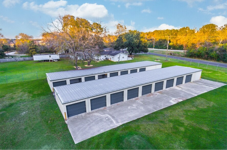 1609 Lakeland Dr, Liberty, TX à vendre - Photo du bâtiment - Image 2 de 8