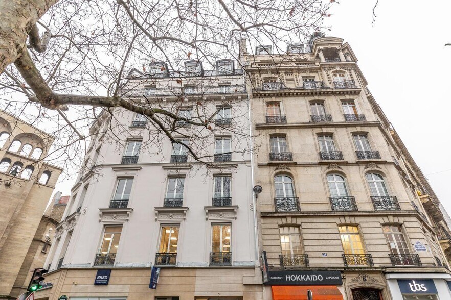 5 Place Tristan Bernard, Paris à louer - Photo du bâtiment - Image 2 de 9