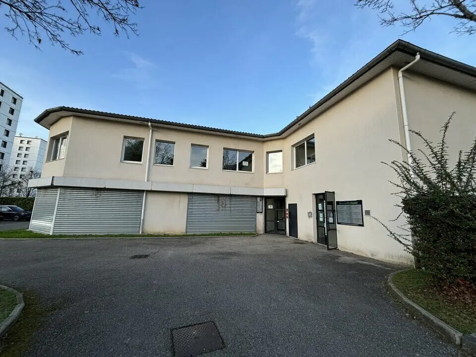 Office in Saint-Priest for lease Primary Photo- Image 1 of 8