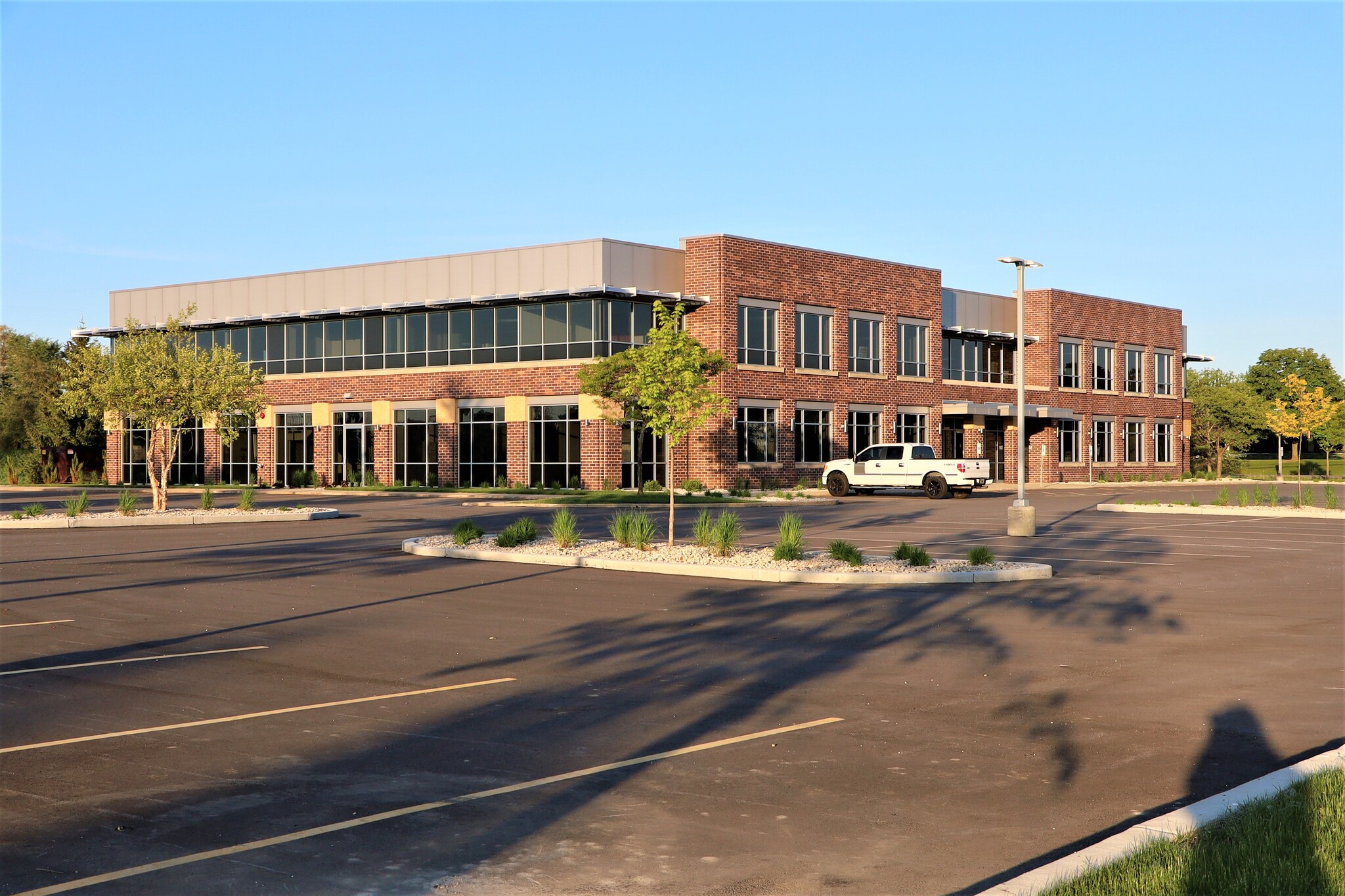 10375 N Baldev Ct, Mequon, WI for lease Building Photo- Image 1 of 9