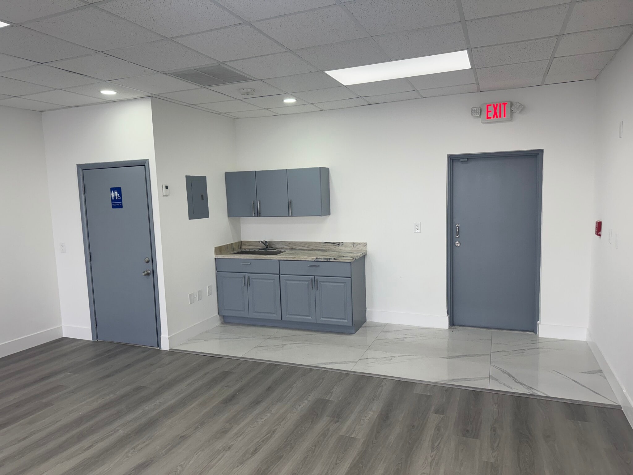 7506-7560 NW 70th St, Miami, FL for lease Interior Photo- Image 1 of 4