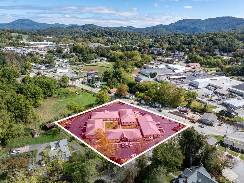 367-400 Dellwood Rd, Waynesville, NC à vendre - Photo du bâtiment - Image 1 de 20
