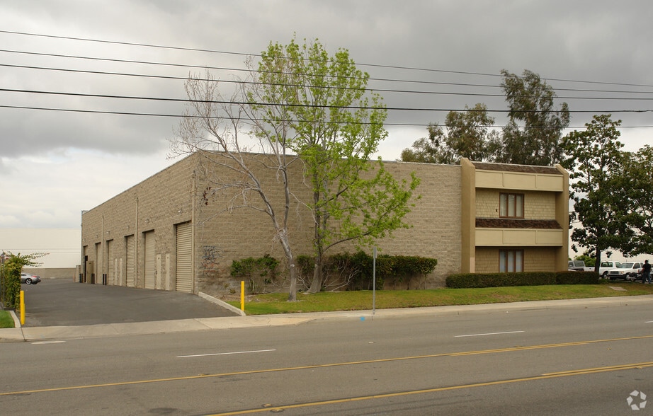 1231-1241 E Warner Ave, Santa Ana, CA for lease - Building Photo - Image 3 of 45