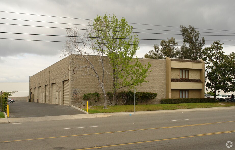 1231-1241 E Warner Ave, Santa Ana, CA à louer - Photo du bâtiment - Image 3 de 45