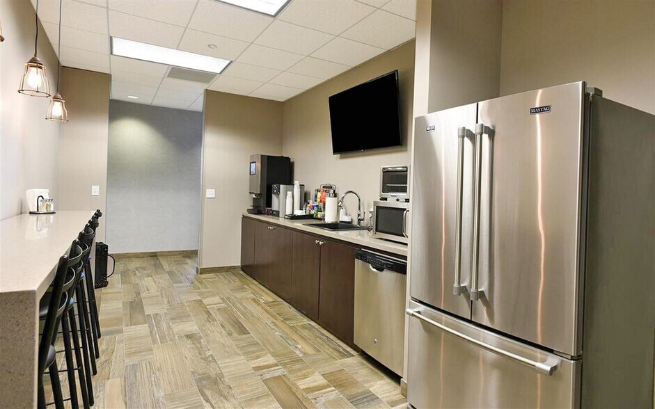 1901 N Roselle Rd, Schaumburg, IL à louer - Photo du bâtiment - Image 3 de 7