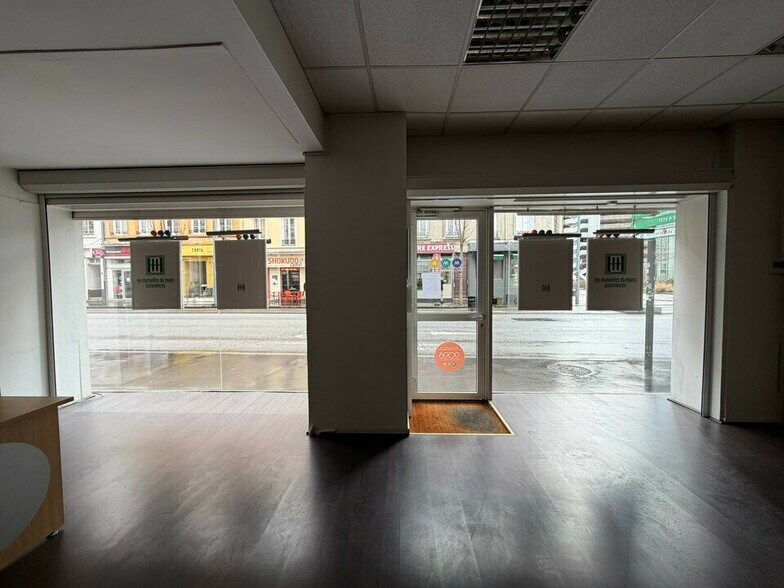 Commerce de détail dans Lyon à louer - Photo du bâtiment - Image 2 de 10
