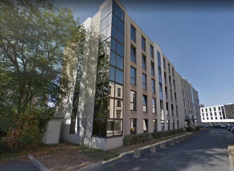 Office in Chatou for lease - Building Photo - Image 1 of 11