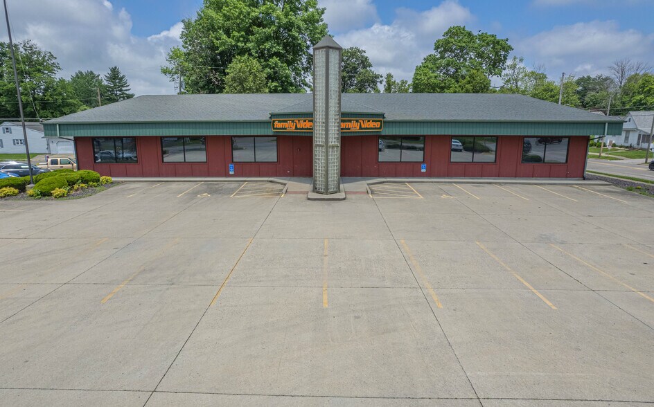 912 E Main St, Olney, IL à louer - Photo du bâtiment - Image 3 de 7