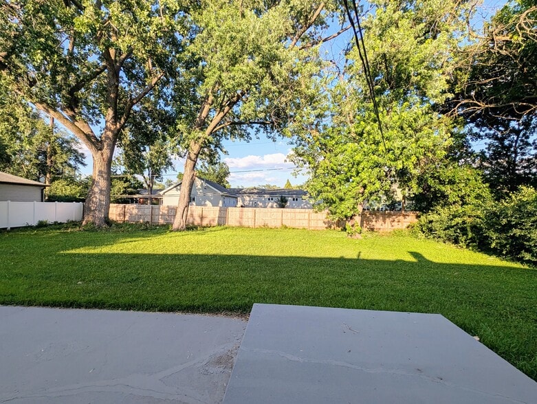 1S085 Summit Ave, Oakbrook Terrace, IL for lease - Building Photo - Image 3 of 14