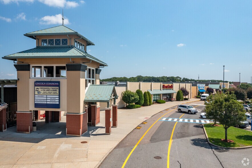 622 George Washington Hwy, Lincoln, RI à louer - Photo du bâtiment - Image 1 de 18