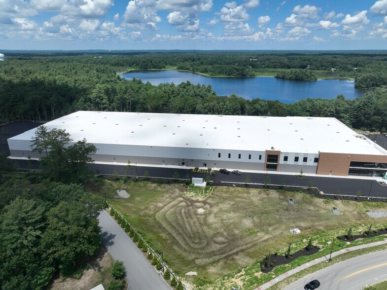 55 Dever Dr, Taunton, MA à louer - Photo du bâtiment - Image 2 de 7