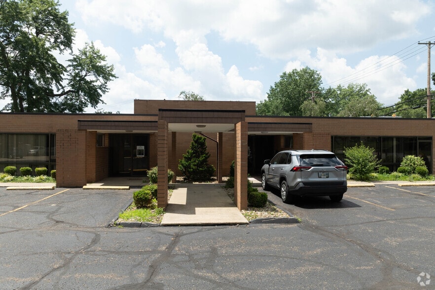 2341 Oakwood Dr, Cuyahoga Falls, OH for lease - Building Photo - Image 3 of 5