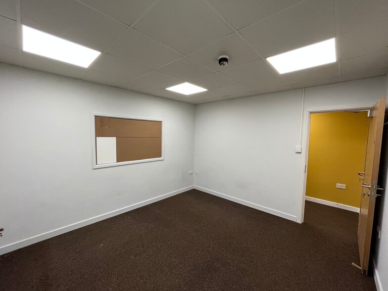 60-82 Beechley Dr, Cardiff à louer - Photo du bâtiment - Image 3 de 13