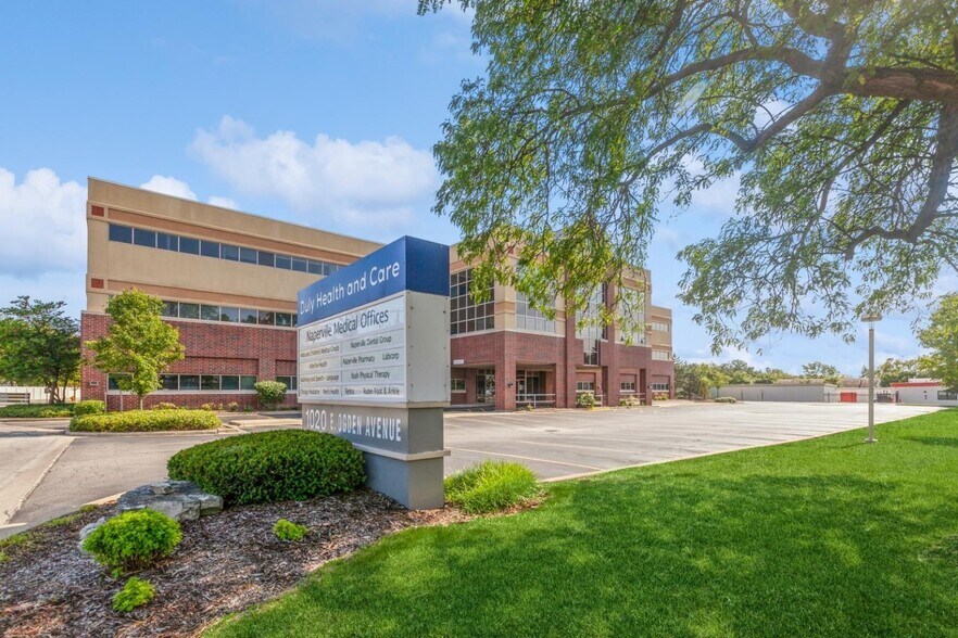 1020 E Ogden Ave, Naperville, IL à louer - Photo du bâtiment - Image 2 de 4