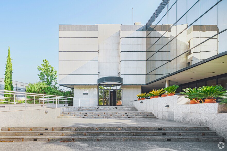 Bureau dans Villaviciosa de Odón, Madrid à louer - Photo du bâtiment - Image 2 de 4