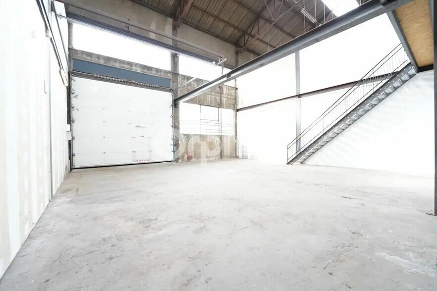 Flex in Feyzin for lease - Building Photo - Image 2 of 11