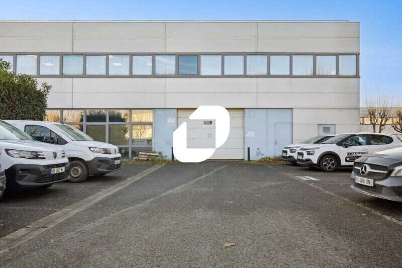 Local d'activités dans Roissy-en-France à vendre - Photo du bâtiment - Image 1 de 14