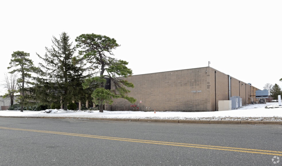 1700 Oak St, Lakewood, NJ for lease - Building Photo - Image 2 of 3