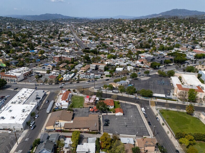 6338 N Figueroa St, Los Angeles, CA à louer - Photo du bâtiment - Image 2 de 12