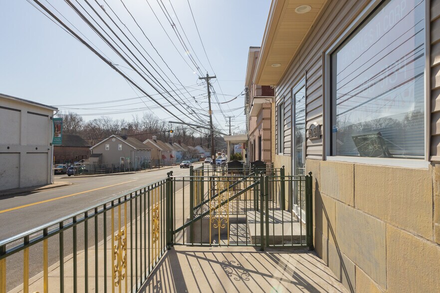 82-84 W Railroad Ave, Garnerville, NY à vendre - Photo du bâtiment - Image 2 de 23