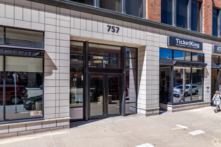 757-765 N Broadway, Milwaukee, WI à louer - Photo du bâtiment - Image 2 de 6