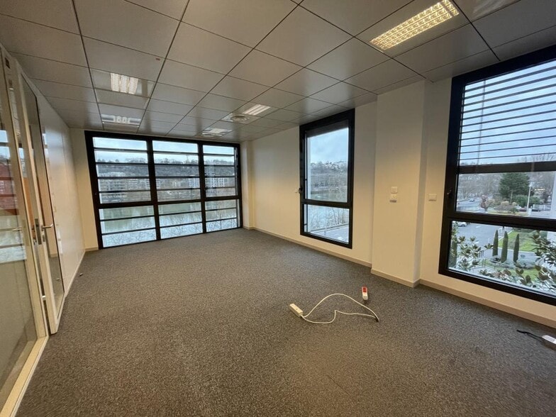 Office in Lyon for lease - Building Photo - Image 3 of 8